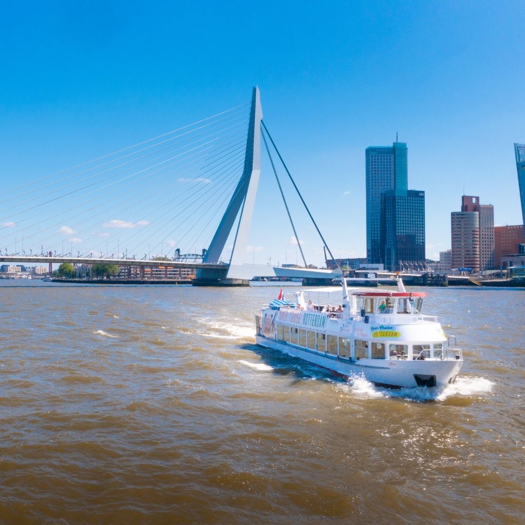 boot in haven Rotterdam bij Erasmusbrug