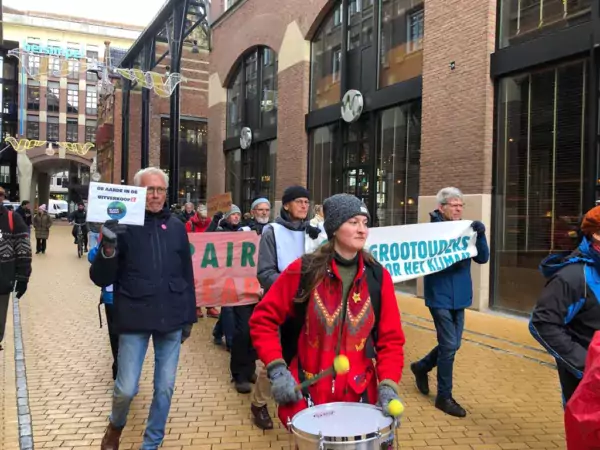 Grootouders voor het Klimaat marcheert door de binnenstad. Foto - Ruben Feiken