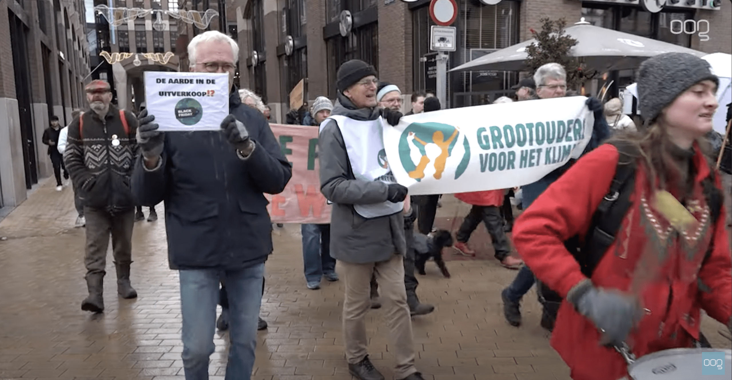 Groningse grootouders demonstreren voor Green Friday op Black Friday
