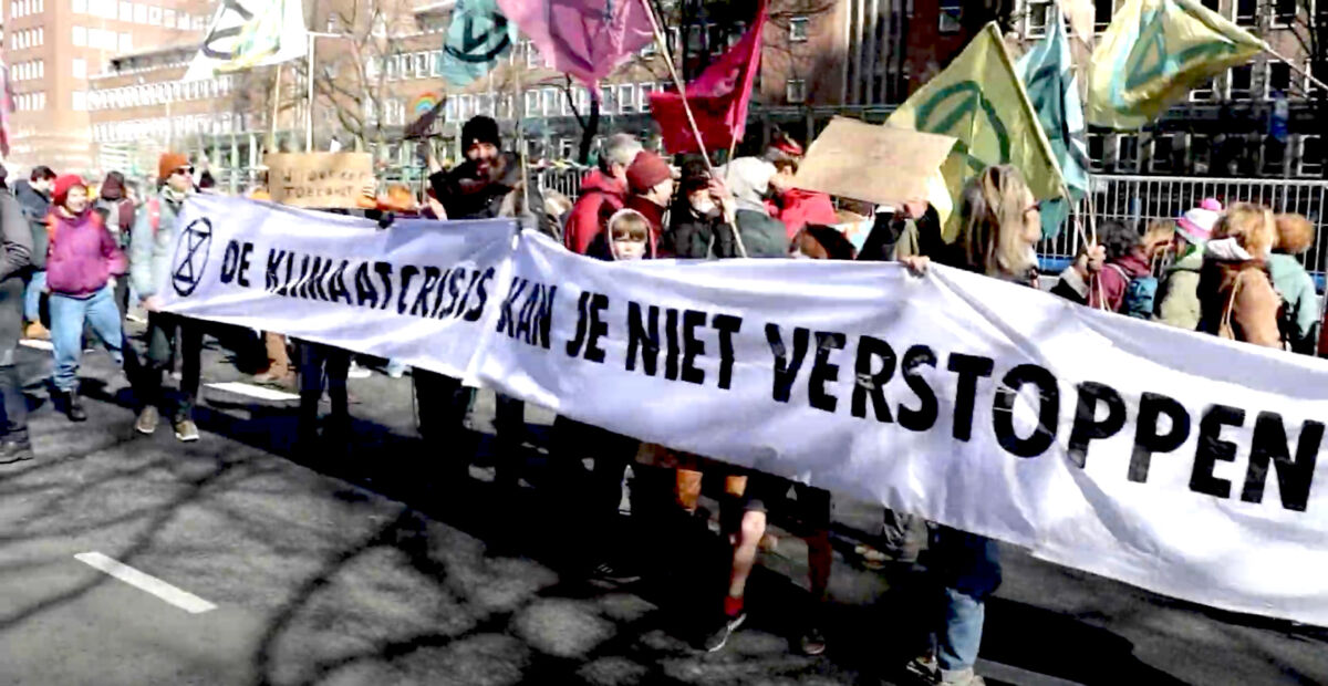 Still uit video A-12 protest